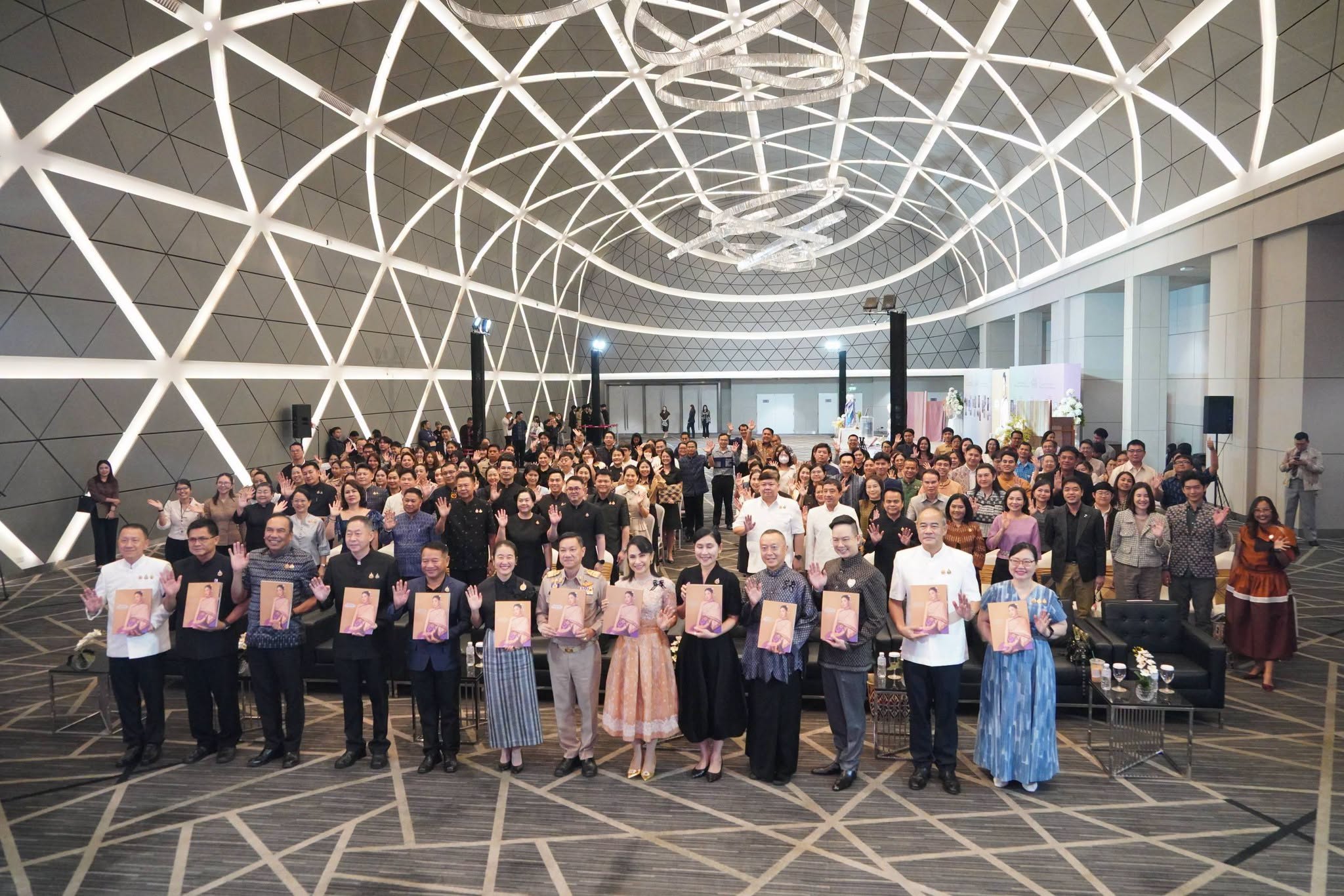 กพร. ร่วมงานแถลงข่าวเปิดตัวหนังสือ "นารีรัตน์หัตถศิลป์ Nariratana Hattasilp" เฉลิมพระเกียรติ 40 พรรษา สมเด็จพระเจ้าลูกเธอ เจ้าฟ้าสิริวัณณวรี นารีรัตนราชกัญญา